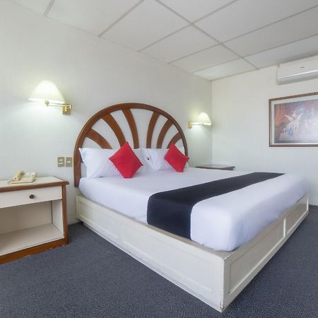 Capital O Hotel Casa Real Celaya Celaya  Ngoại thất bức ảnh