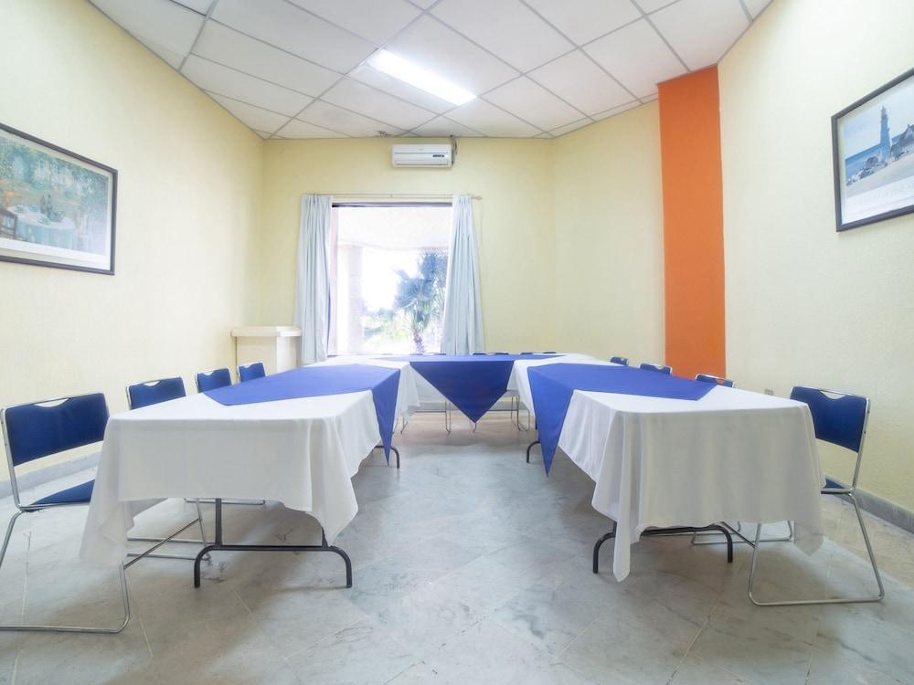 Capital O Hotel Casa Real Celaya Celaya  Ngoại thất bức ảnh